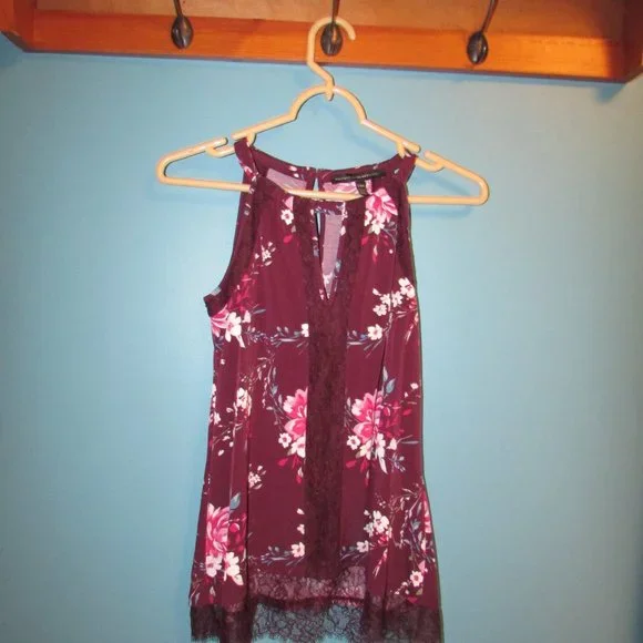WHBM Sleeveless Embroidered Floral Top - Picture 4 of 9